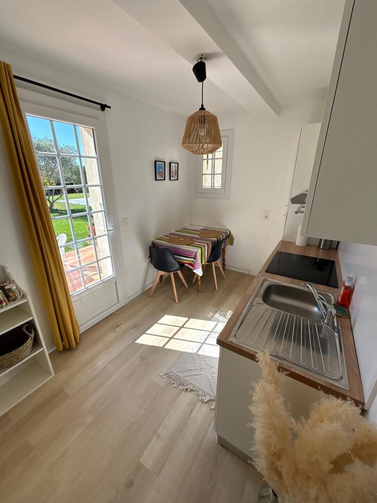 Studio En Provence Avec Piscine La Barben Exteriör bild