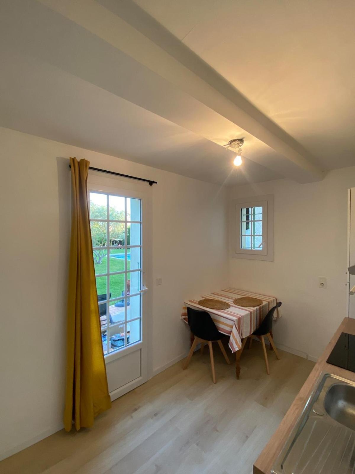 Studio En Provence Avec Piscine La Barben Exteriör bild