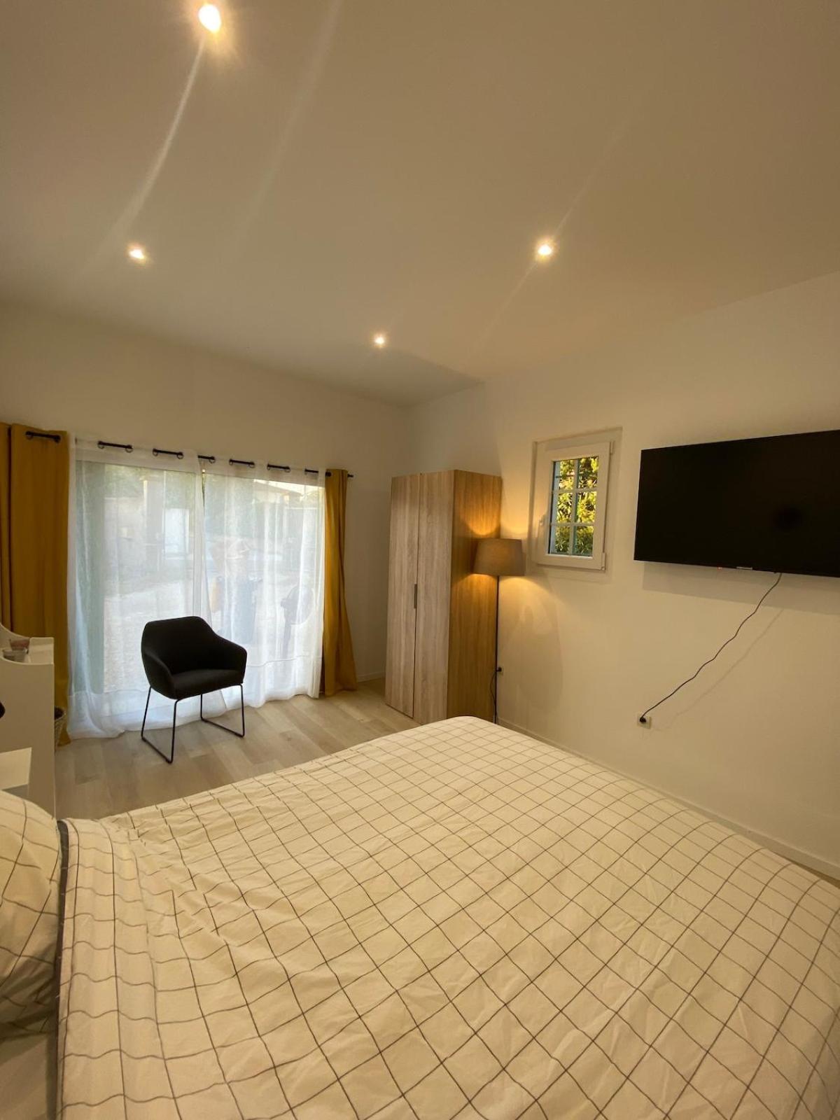 Studio En Provence Avec Piscine La Barben Exteriör bild