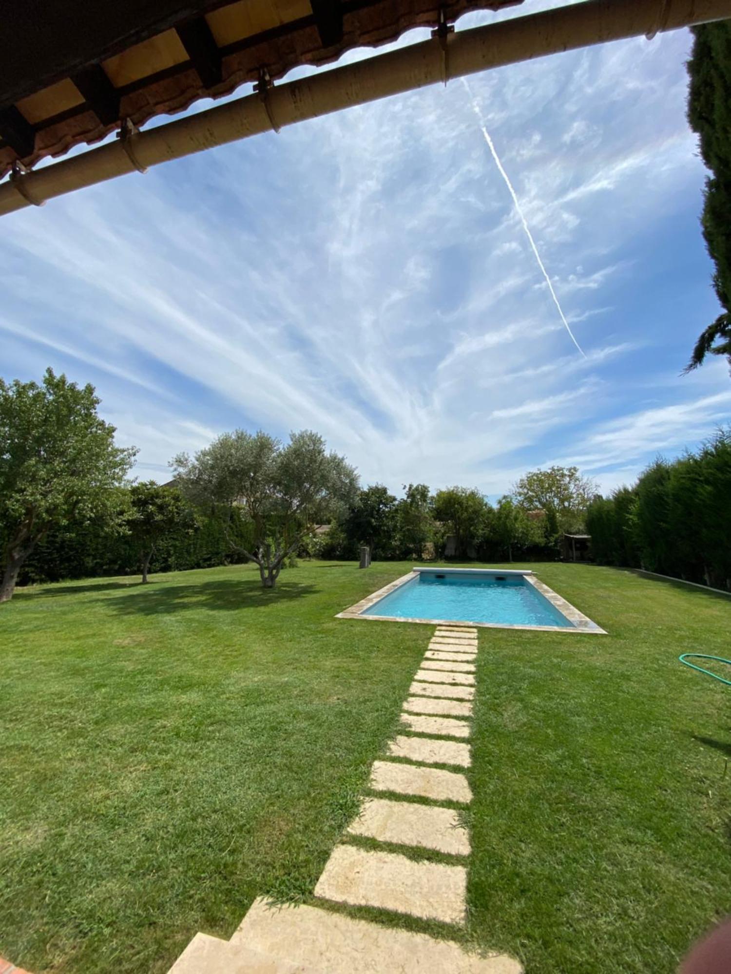Studio En Provence Avec Piscine La Barben Exteriör bild